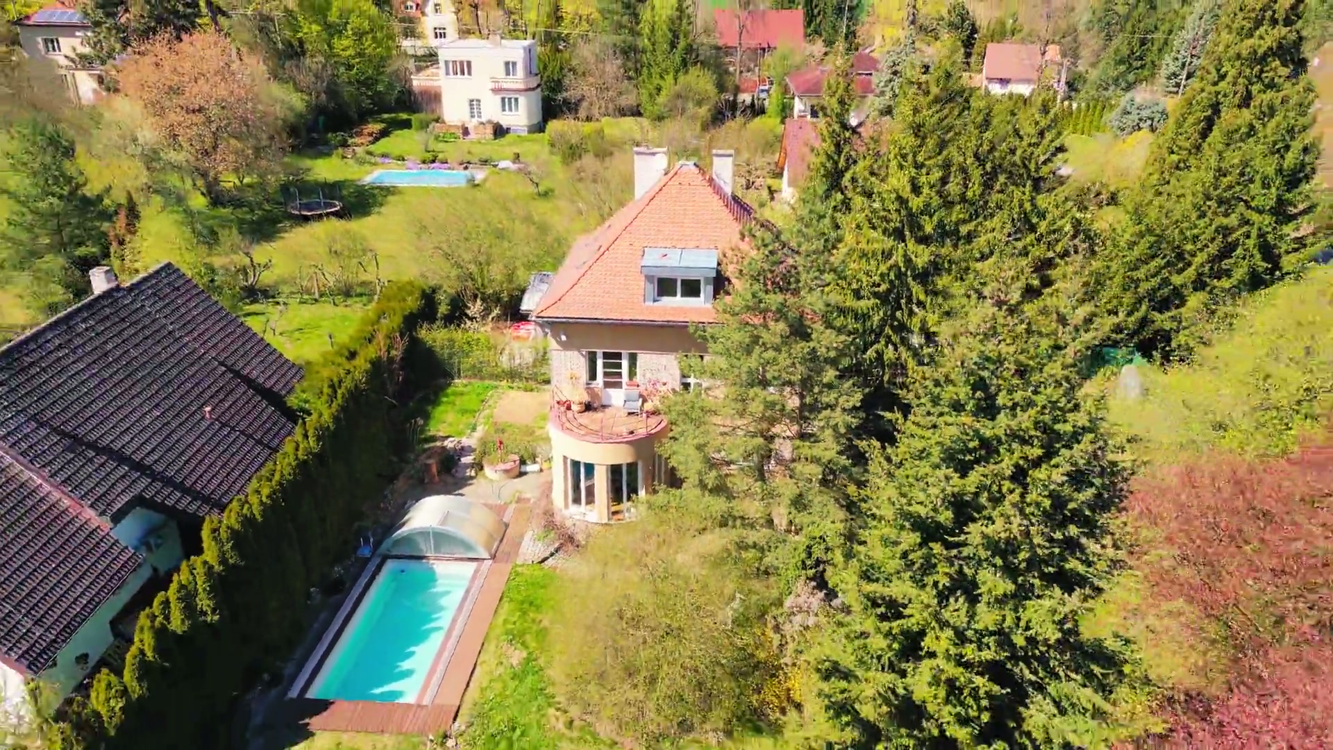 Vila s bazénem z dronu — ukázka z natáčení