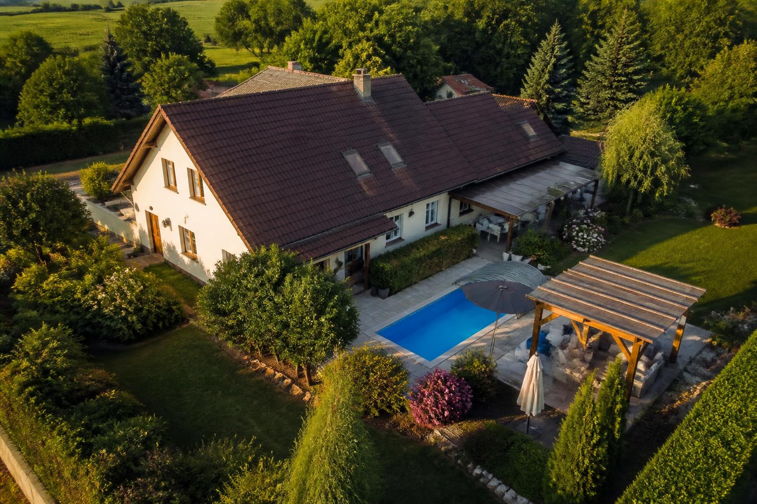 Dům s bazénem a zahradou z dronu