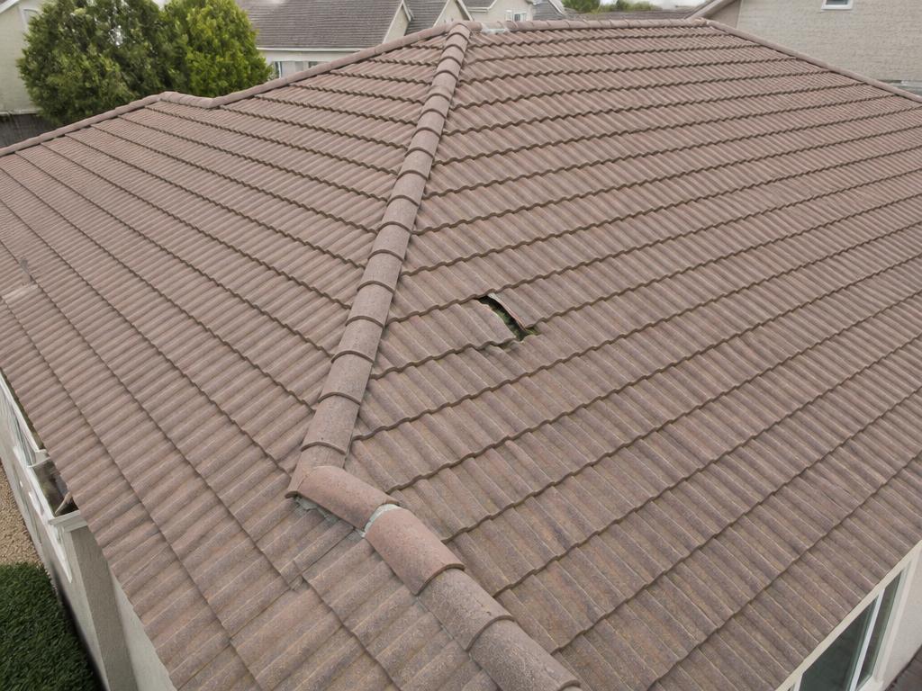 Detail poškozené střešní tašky z dronu